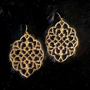 NWOT Elegant Gold Filigree Earrings